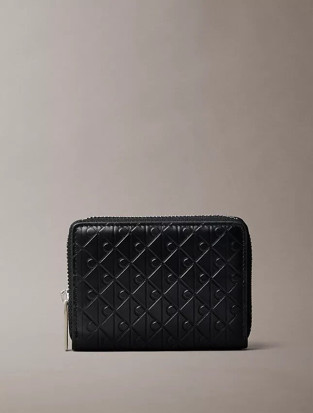 Bolsa para moedas com fecho e Monogram em relevo em toda a superfície Bolsa para moedas com fecho e Monogram em relevo em toda a superfície