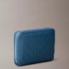 Bolsa para moedas com fecho e Monogram em relevo em toda a superfície Bolsa para moedas com fecho e Monogram em relevo em toda a superfície