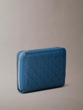 Bolsa para moedas com fecho e Monogram em relevo em toda a superfície