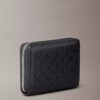 Bolsa para moedas com fecho e Monogram em relevo em toda a superfície Bolsa para moedas com fecho e Monogram em relevo em toda a superfície