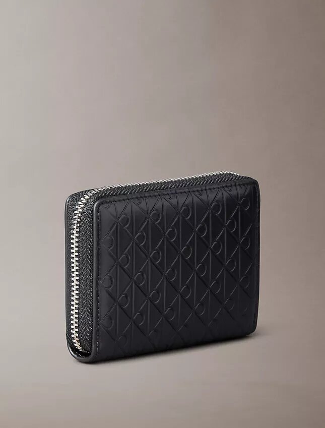 Bolsa para moedas com fecho e Monogram em relevo em toda a superfície Bolsa para moedas com fecho e Monogram em relevo em toda a superfície