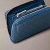 Bolsa para moedas com fecho e Monogram em relevo em toda a superfície Bolsa para moedas com fecho e Monogram em relevo em toda a superfície