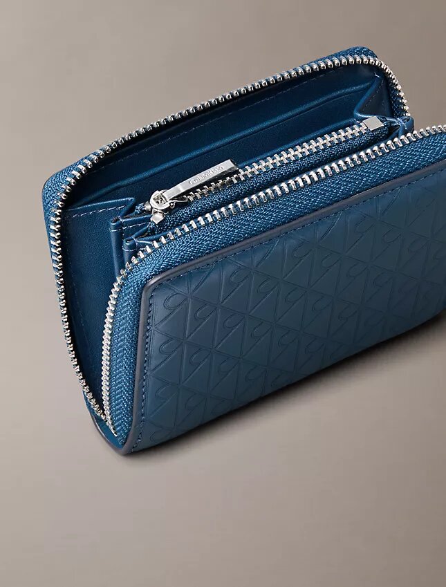 Bolsa para moedas com fecho e Monogram em relevo em toda a superfície Bolsa para moedas com fecho e Monogram em relevo em toda a superfície