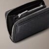 Bolsa para moedas com fecho e Monogram em relevo em toda a superfície Bolsa para moedas com fecho e Monogram em relevo em toda a superfície