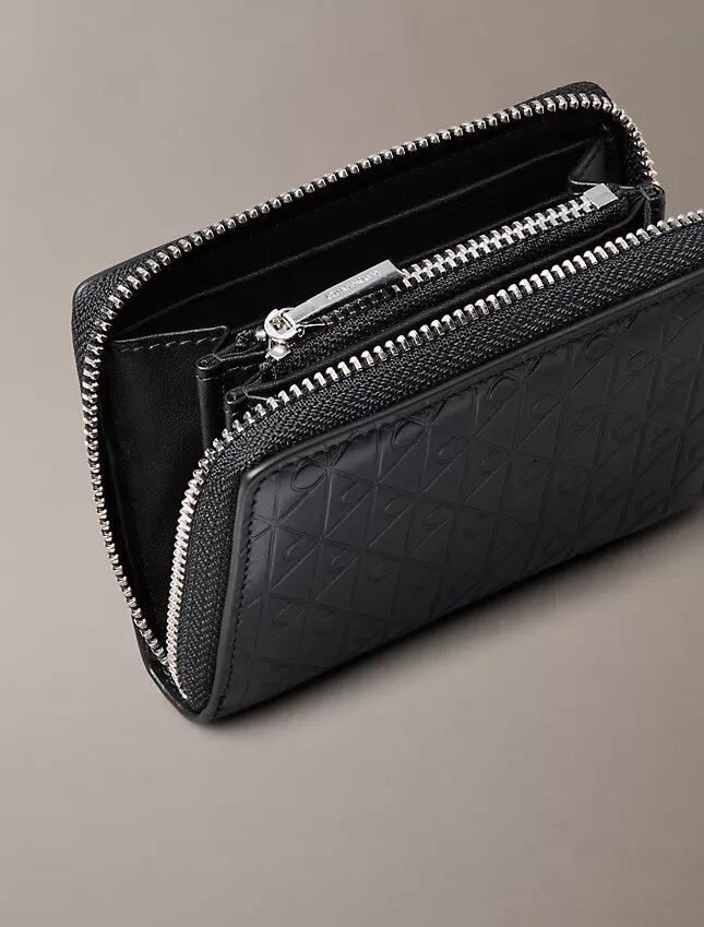 Bolsa para moedas com fecho e Monogram em relevo em toda a superfície Bolsa para moedas com fecho e Monogram em relevo em toda a superfície
