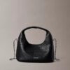 Bolsa pequena folgada com textura granulada