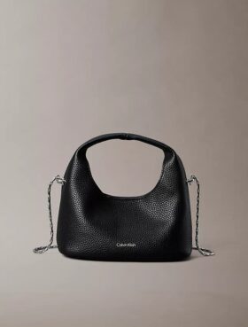 Bolsa pequena folgada com textura granulada