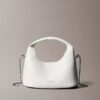 Bolsa pequena folgada com textura granulada