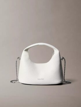 Bolsa pequena folgada com textura granulada