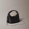 Bolsa pequena folgada com textura granulada