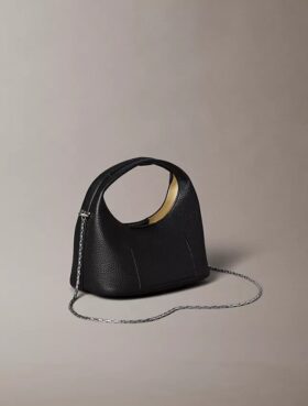 Bolsa pequena folgada com textura granulada