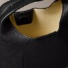 Bolsa pequena folgada com textura granulada