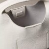 Bolsa pequena folgada com textura granulada