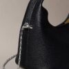 Bolsa pequena folgada com textura granulada