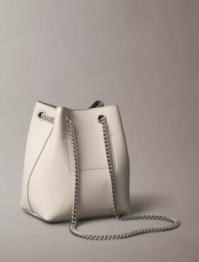 Bolsa tipo balde com Monogram minimalista