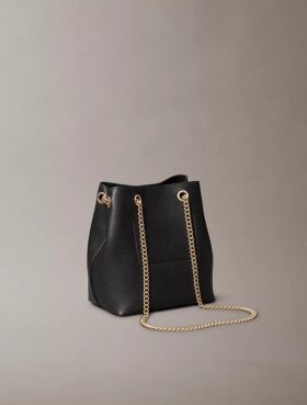 Bolsa tipo balde com Monogram minimalista