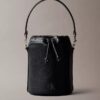 Bolsa tipo balde com textura granulada