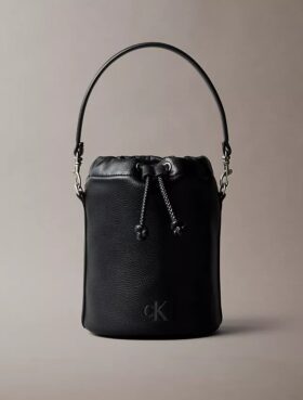 Bolsa tipo balde com textura granulada
