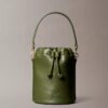 Bolsa tipo balde com textura granulada