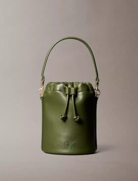 Bolsa tipo balde com textura granulada