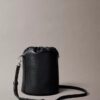 Bolsa tipo balde com textura granulada