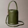 Bolsa tipo balde com textura granulada