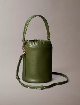 Bolsa tipo balde com textura granulada