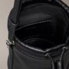 Bolsa tipo balde com textura granulada