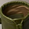 Bolsa tipo balde com textura granulada