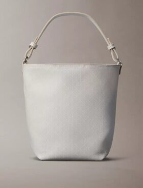 Bolsa tipo balde pequena com logótipo em todo o tecido e bolsa interior