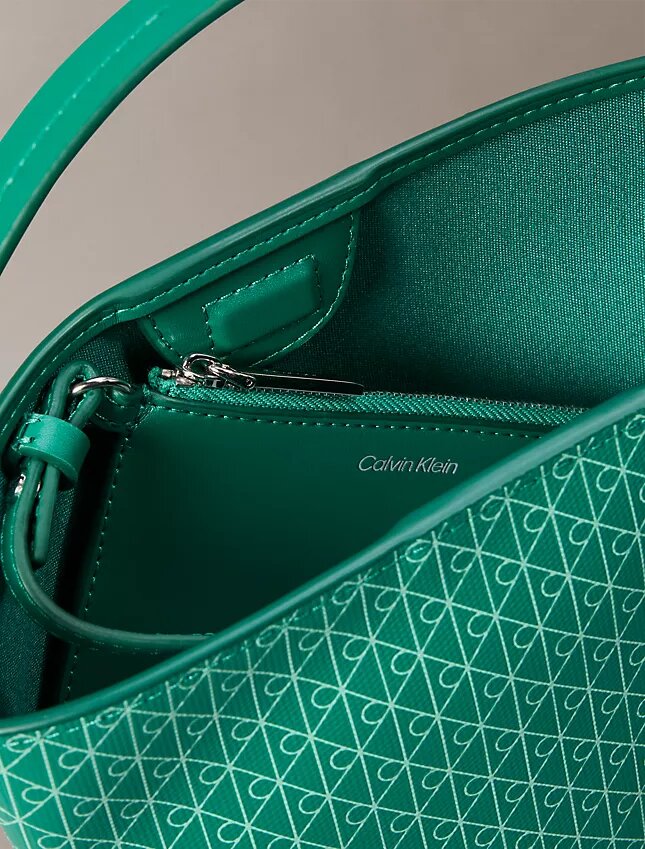 Bolsa tipo balde pequena com logótipo em todo o tecido e bolsa interior Bolsa tipo balde pequena com logótipo em todo o tecido e bolsa interior