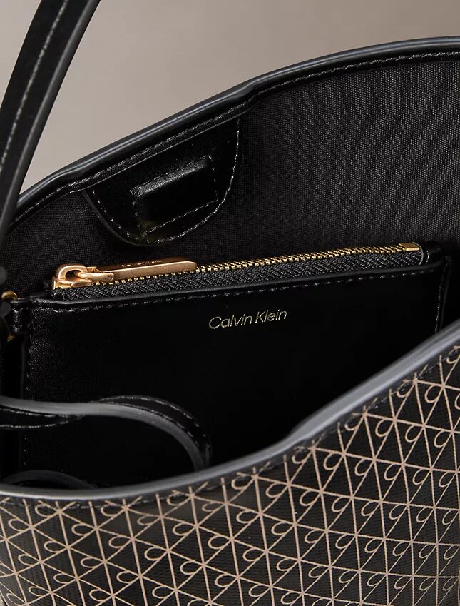 Bolsa tipo balde pequena com logótipo em todo o tecido e bolsa interior Bolsa tipo balde pequena com logótipo em todo o tecido e bolsa interior