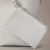 Bolsa tipo balde pequena com logótipo em todo o tecido e bolsa interior