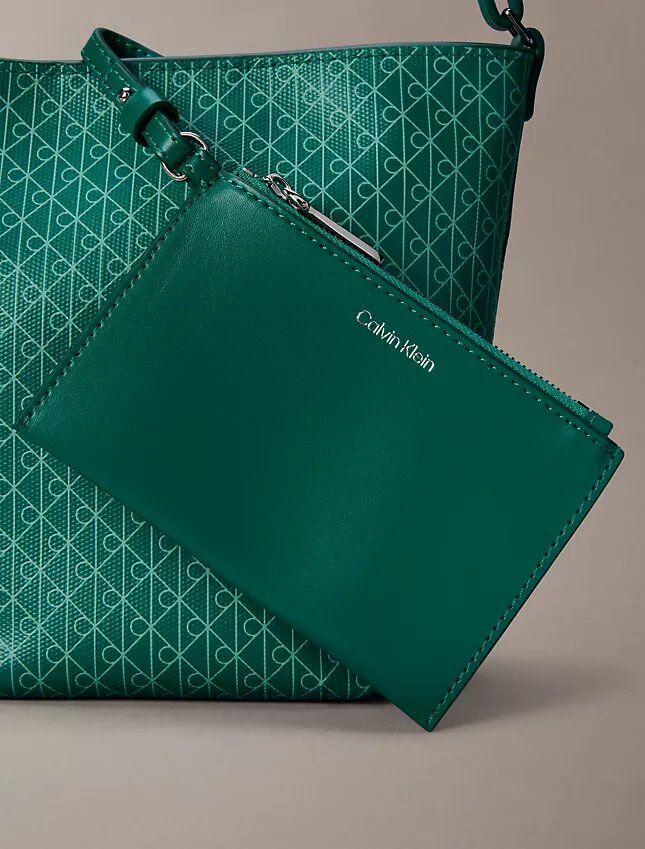 Bolsa tipo balde pequena com logótipo em todo o tecido e bolsa interior Bolsa tipo balde pequena com logótipo em todo o tecido e bolsa interior