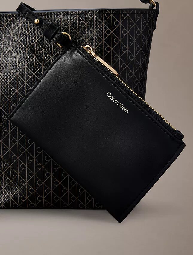 Bolsa tipo balde pequena com logótipo em todo o tecido e bolsa interior Bolsa tipo balde pequena com logótipo em todo o tecido e bolsa interior