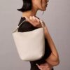 Bolsa tipo balde pequena com logótipo em todo o tecido e bolsa interior