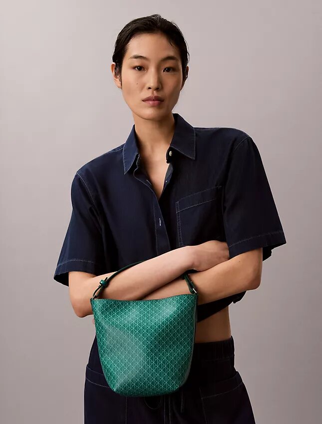 Bolsa tipo balde pequena com logótipo em todo o tecido e bolsa interior Bolsa tipo balde pequena com logótipo em todo o tecido e bolsa interior