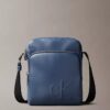 Bolsa tipo repórter com bolso com fecho e Monogram gravado Bolsa tipo repórter com bolso com fecho e Monogram gravado