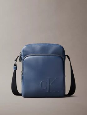 Bolsa tipo repórter com bolso com fecho e Monogram gravado