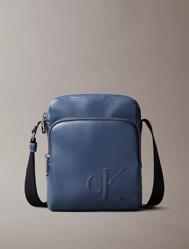 Bolsa tipo repórter com bolso com fecho e Monogram gravado Bolsa tipo repórter com bolso com fecho e Monogram gravado