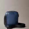 Bolsa tipo repórter com bolso com fecho e Monogram gravado Bolsa tipo repórter com bolso com fecho e Monogram gravado