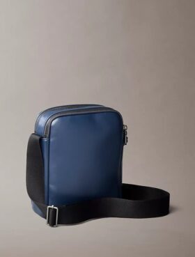 Bolsa tipo repórter com bolso com fecho e Monogram gravado