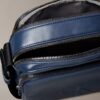 Bolsa tipo repórter com bolso com fecho e Monogram gravado Bolsa tipo repórter com bolso com fecho e Monogram gravado