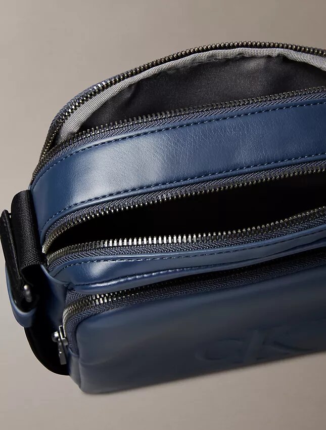 Bolsa tipo repórter com bolso com fecho e Monogram gravado Bolsa tipo repórter com bolso com fecho e Monogram gravado