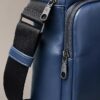Bolsa tipo repórter com bolso com fecho e Monogram gravado Bolsa tipo repórter com bolso com fecho e Monogram gravado
