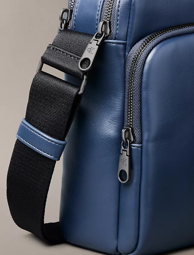 Bolsa tipo repórter com bolso com fecho e Monogram gravado Bolsa tipo repórter com bolso com fecho e Monogram gravado