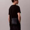 Bolsa tipo repórter com bolso com fecho e Monogram gravado Bolsa tipo repórter com bolso com fecho e Monogram gravado