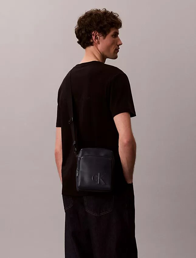 Bolsa tipo repórter com bolso com fecho e Monogram gravado Bolsa tipo repórter com bolso com fecho e Monogram gravado