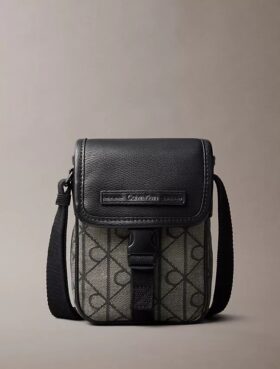 Bolsa tipo repórter com emblema em jacquard