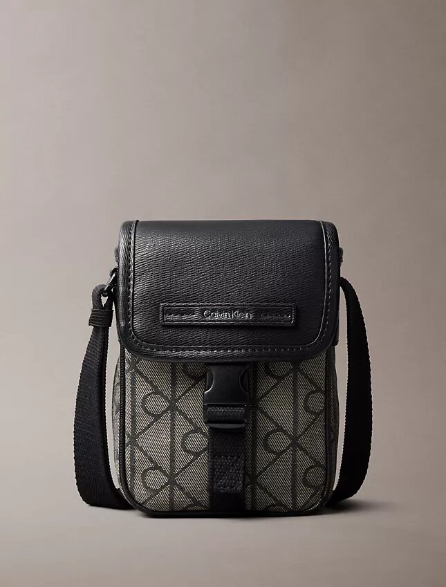 Bolsa tipo repórter com emblema em jacquard Bolsa tipo repórter com emblema em jacquard